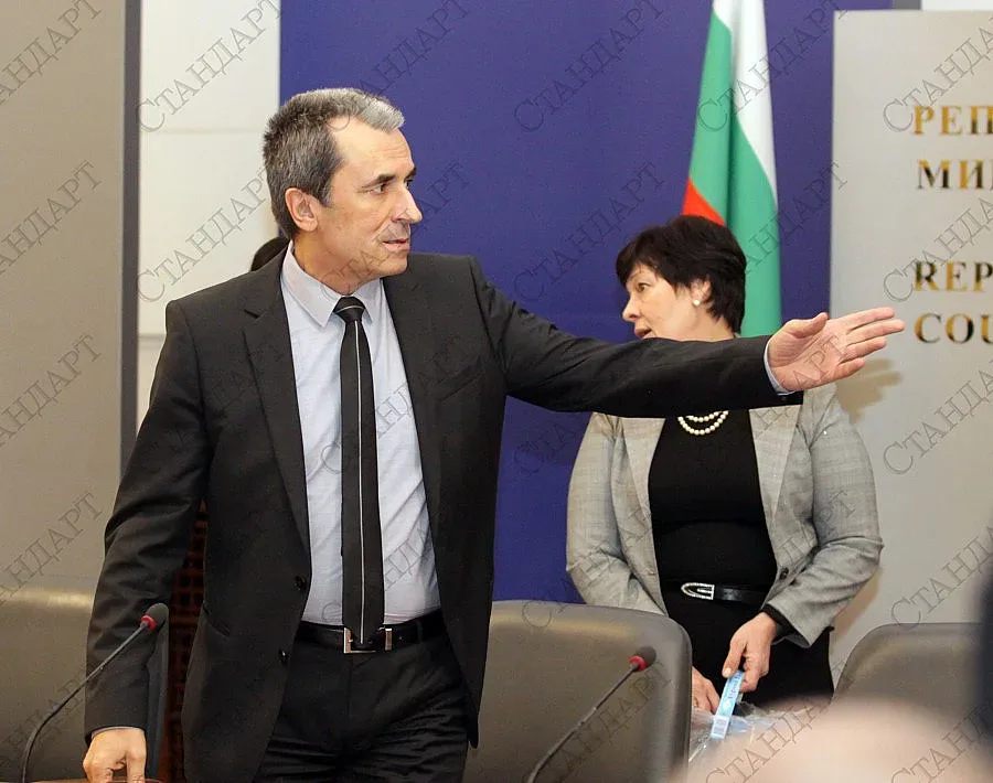 Орешарски обясни за свиването на разходите за чиновници