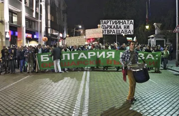 Пореден ден на протести и измъквания през задни изходи