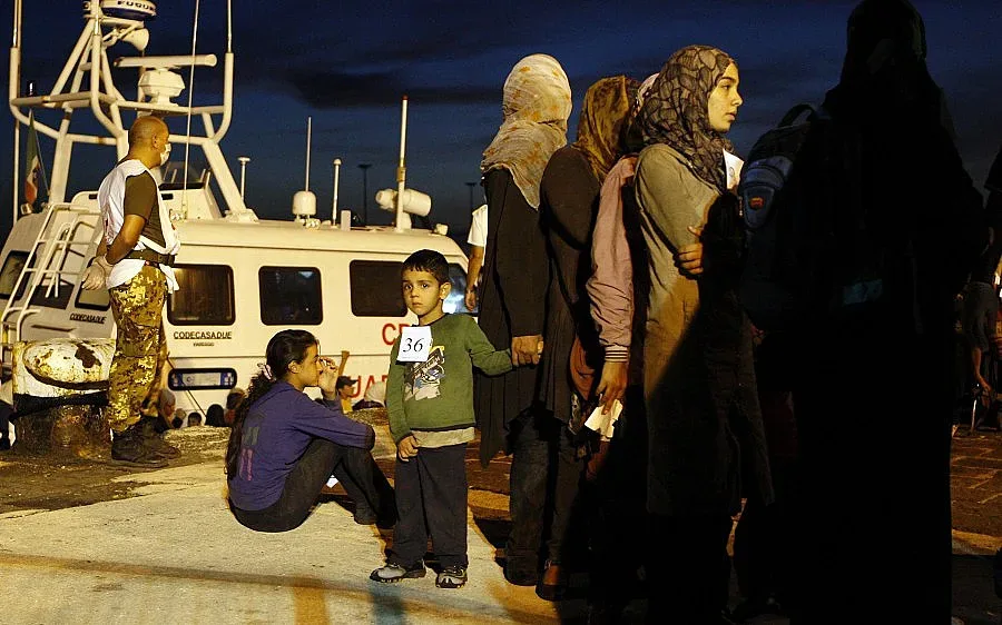 Лодка с над 200 имигранти е потънала край Сицилия