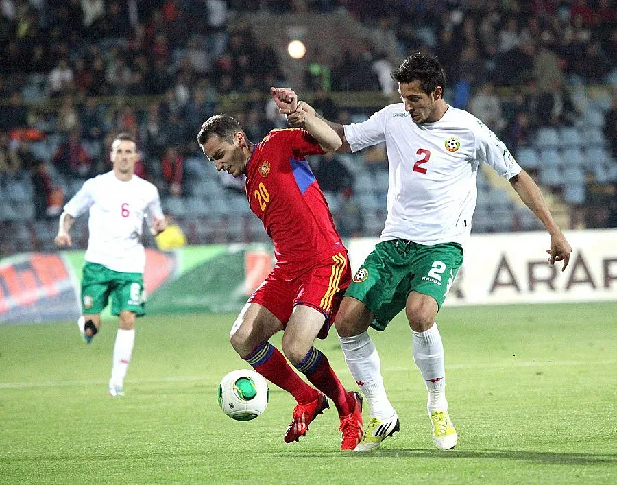 С 9 играча, България падна от Армения