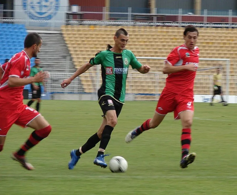 Защитник удря на камък с "бултрасите"