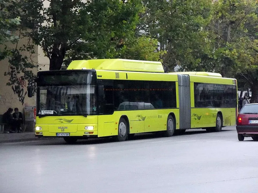 Студенти рецитират монолози в рейса 