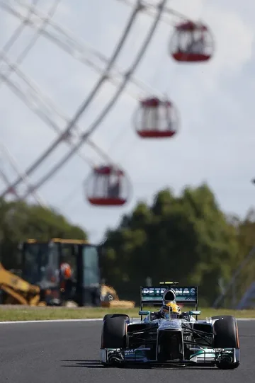 Хамилтън най-бърз в Япония