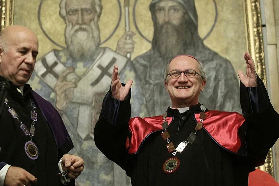 Човек на папата брани храма ни в Рим