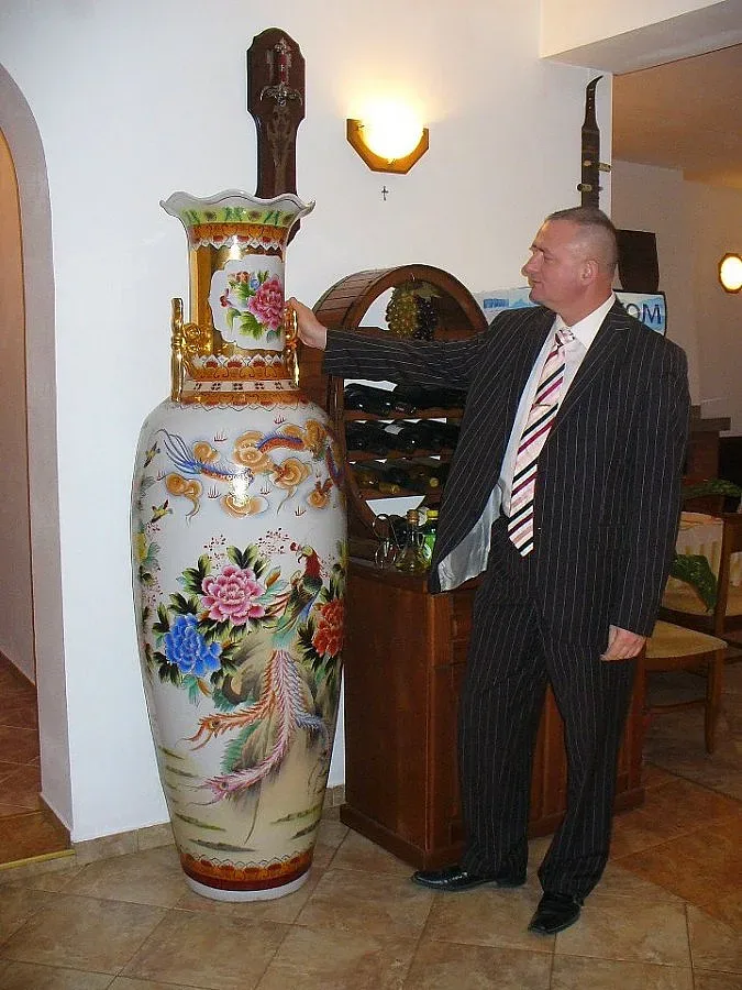 Полковник ще спасява бежанците