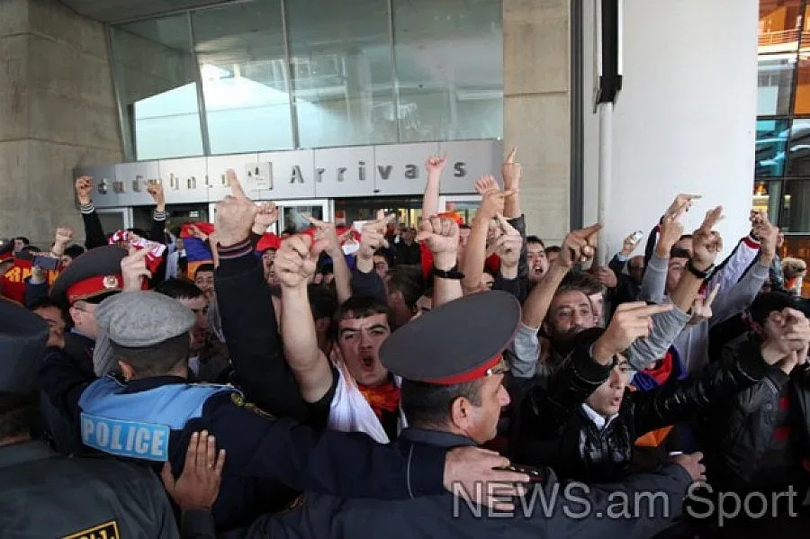 Армения посрещна националите с бомби и обиди