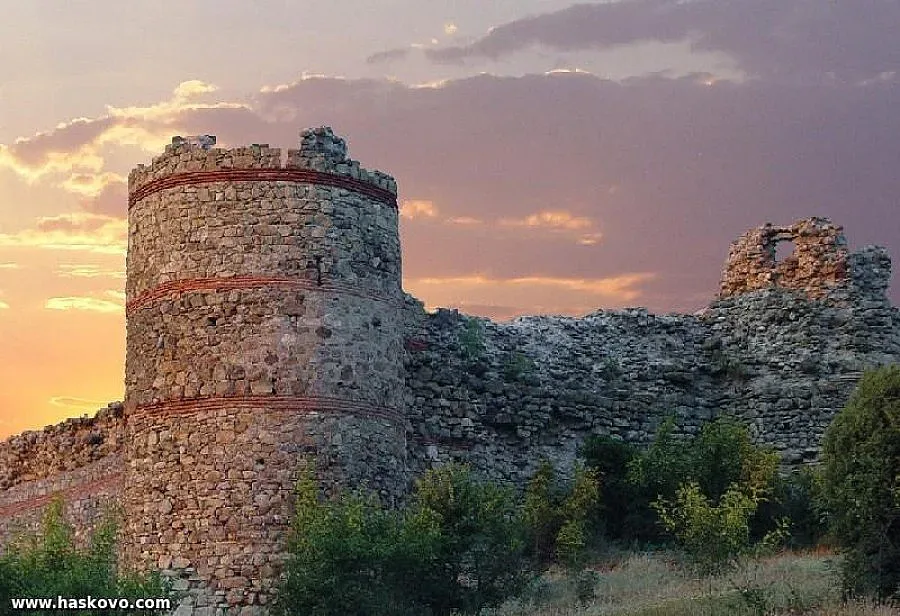 9 кули пазят крепостта "Мезек" 