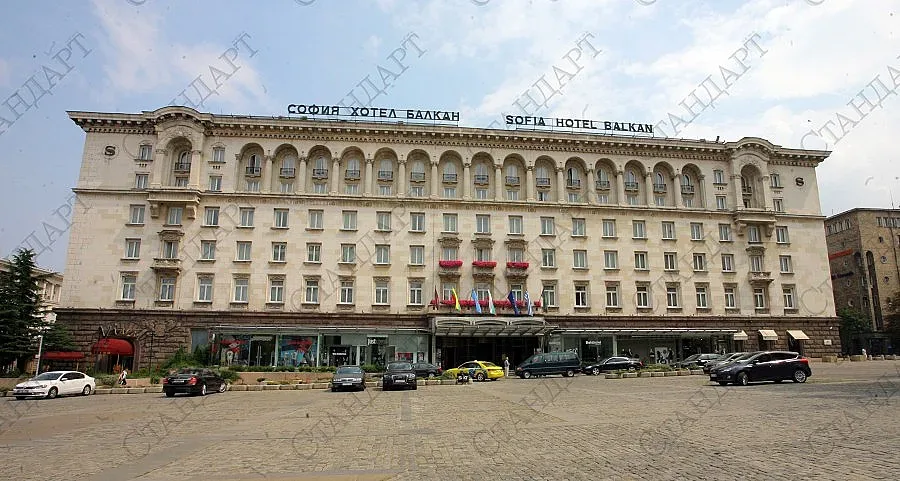 Протестиращи чакат Орешарски пред "Шератон"