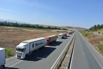 Вдигнаха блокадата по границата с бой