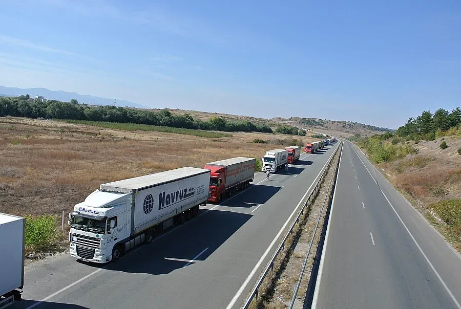 Вдигнаха блокадата по границата с бой