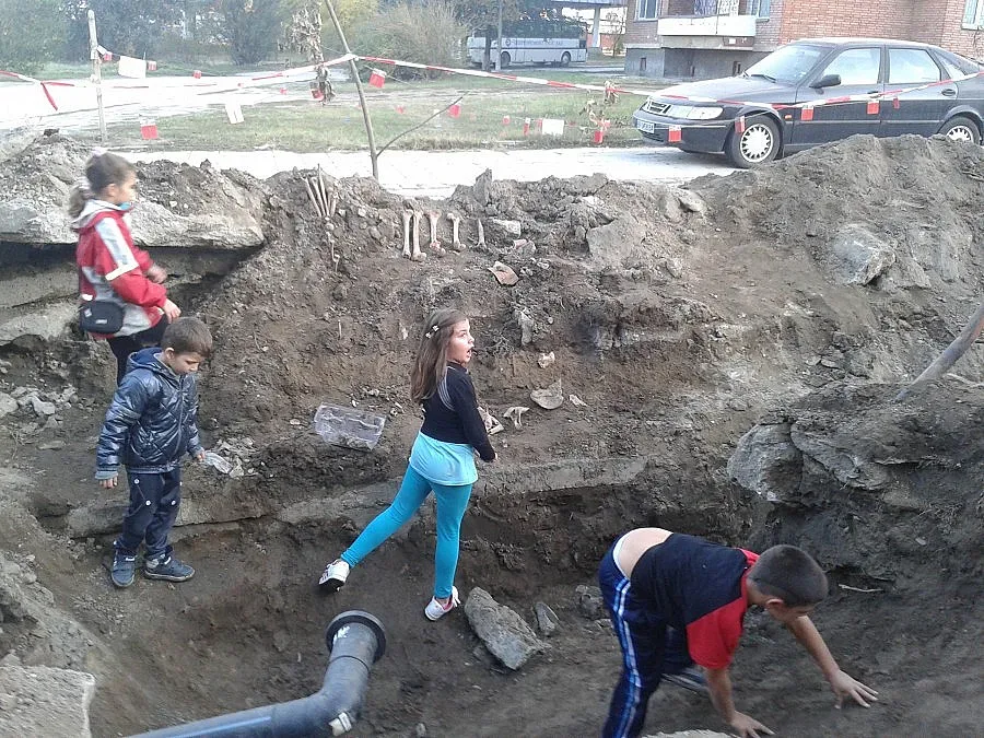 Хлапета изровиха кости от изкоп за водопровод