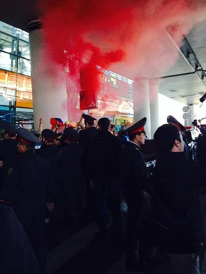 Посрещнаха с димки и обиди националите ни в Ереван