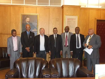 Учим Судан да вади мед от пустинята