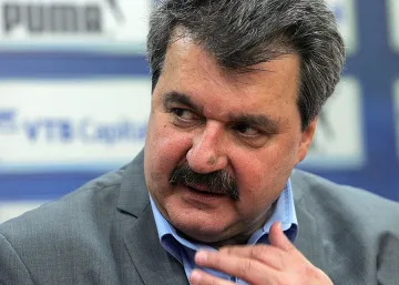 Батков: Не върви да търся Сираков във Фейсбук