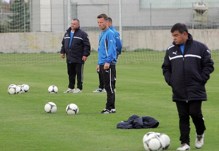 Мир на "Герена", трио води "Левски"