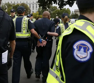 Белезници за осем конгресмени