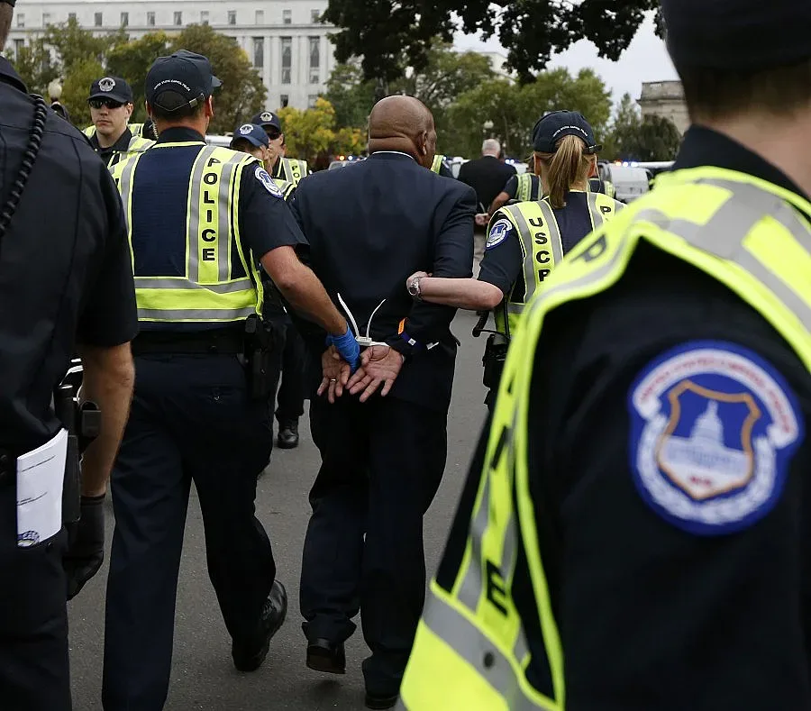 Белезници за осем конгресмени