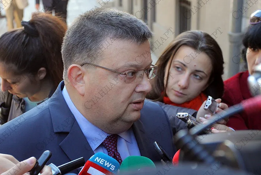 Цацаров: Властта ни затрупва с бумаги