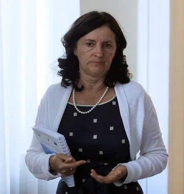 Бобева: Депутатите бранят големите фирми