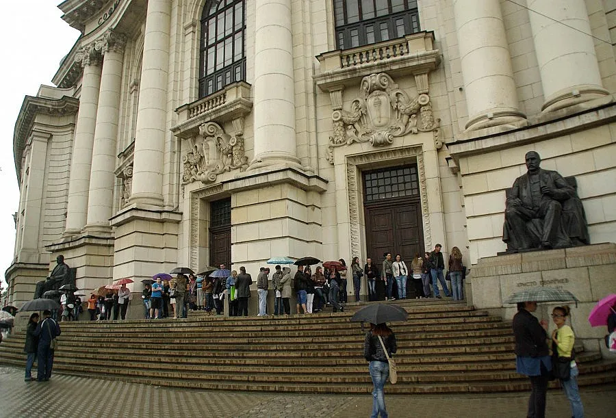 Студенти причакват председателя на КС в СУ