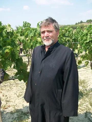 Свещеници трескаво чистят край църквите заради чужденци