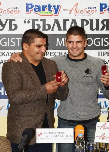 Спортисти и треньори минават на договори с министерството