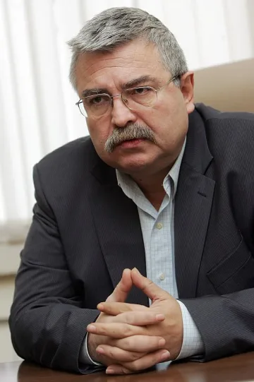 По-малко чиновници с по-големи заплати