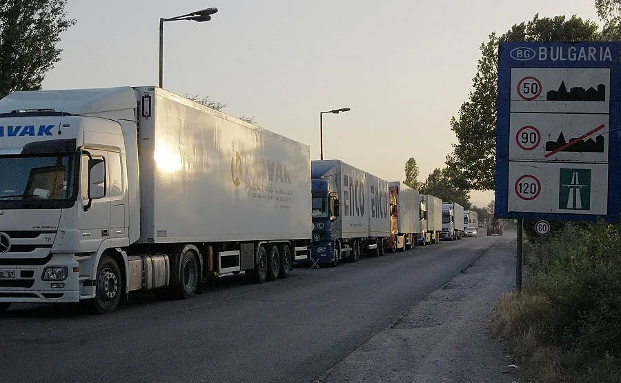 12 км опашка от ТИР-ове е блокирана на Капитан Андреево
