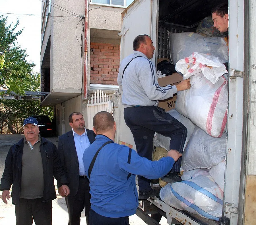 Хасковлии с домашни краставички и българска лютеница за бежанците