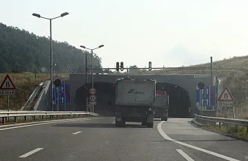 Два ТИР-а се удариха на магистрала "Люлин"