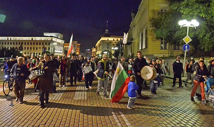 Протестиращи с тапи и саксия излязоха за 116-и път