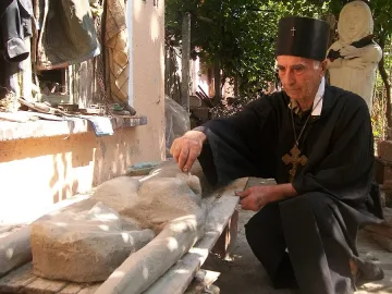 Попът на Попица извая Исус и Паисий с лъжица