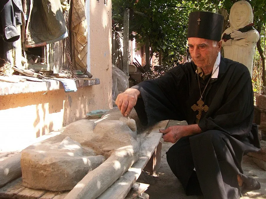Попът на Попица извая Исус и Паисий с лъжица