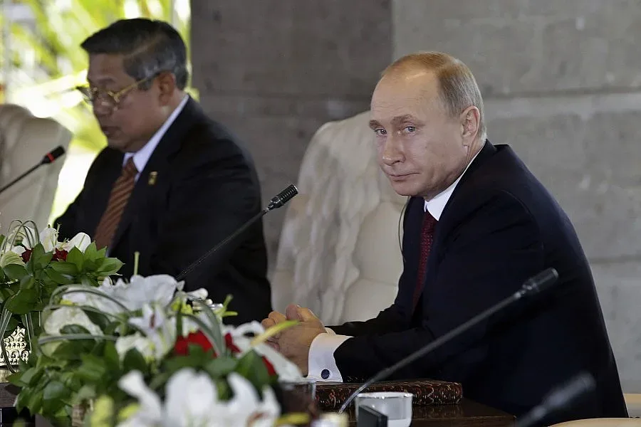 Посрещнаха Путин в Индонезия с песен за ЧРД