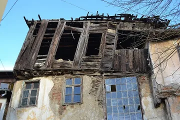 Построиха върху гараж къща на бедстващо семейство