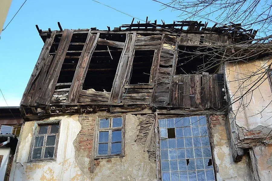 Построиха върху гараж къща на бедстващо семейство