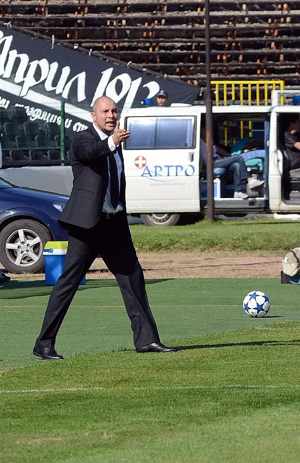 Букарев остава, готви се чистка в Славия