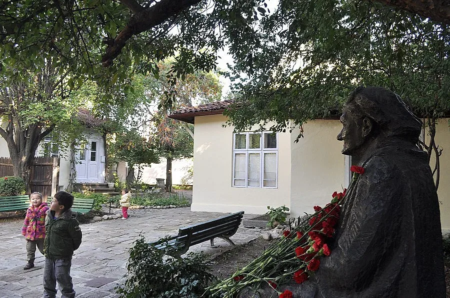 Занемарената къща на Георги Димитров втрещи антифашистите