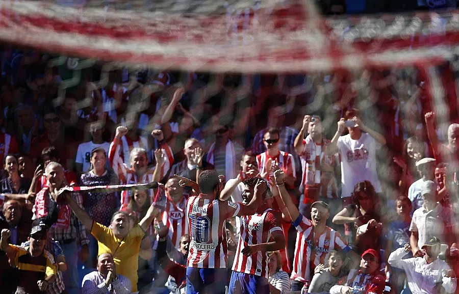 Безгрешен Атлетико диша във врата на Барса 