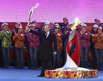 Путин запали факлата на Олимпийския огън