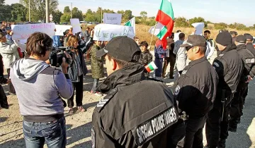Десетки протестираха срещу дупки на пътя