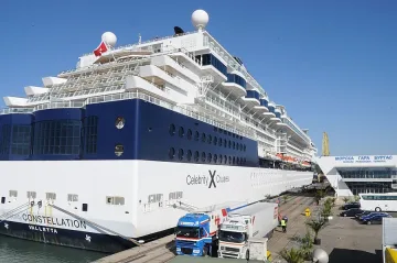 Кораб-град акостира в Бургас