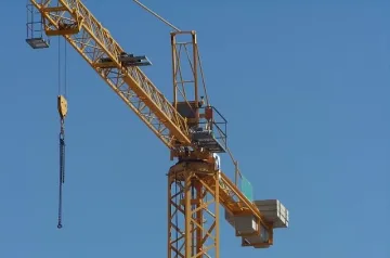 Бежанец от Сирия заплашва да се хвърли от кран в Мюнхен