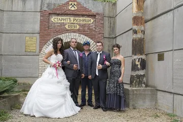 Младоженци на опашка за дървото на щастието