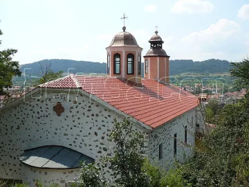 Свещеници спасиха 4-вековна църква