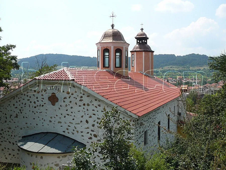 Свещеници спасиха 4-вековна църква