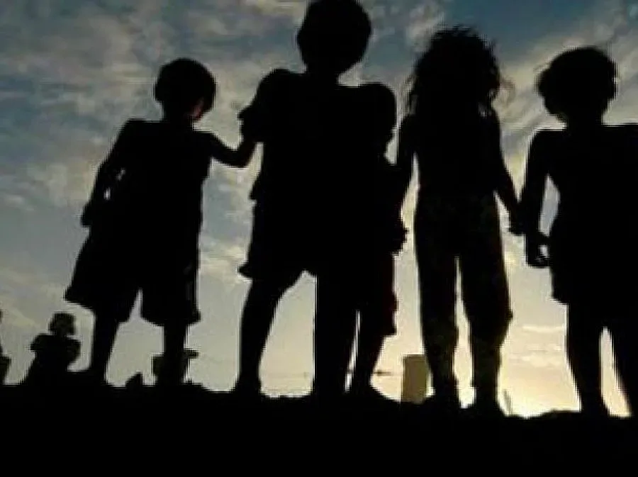 Търсят изчезнали деца с мегаекрани