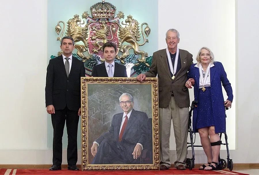 Президентът награди с ордени децата на Джон Атанасов