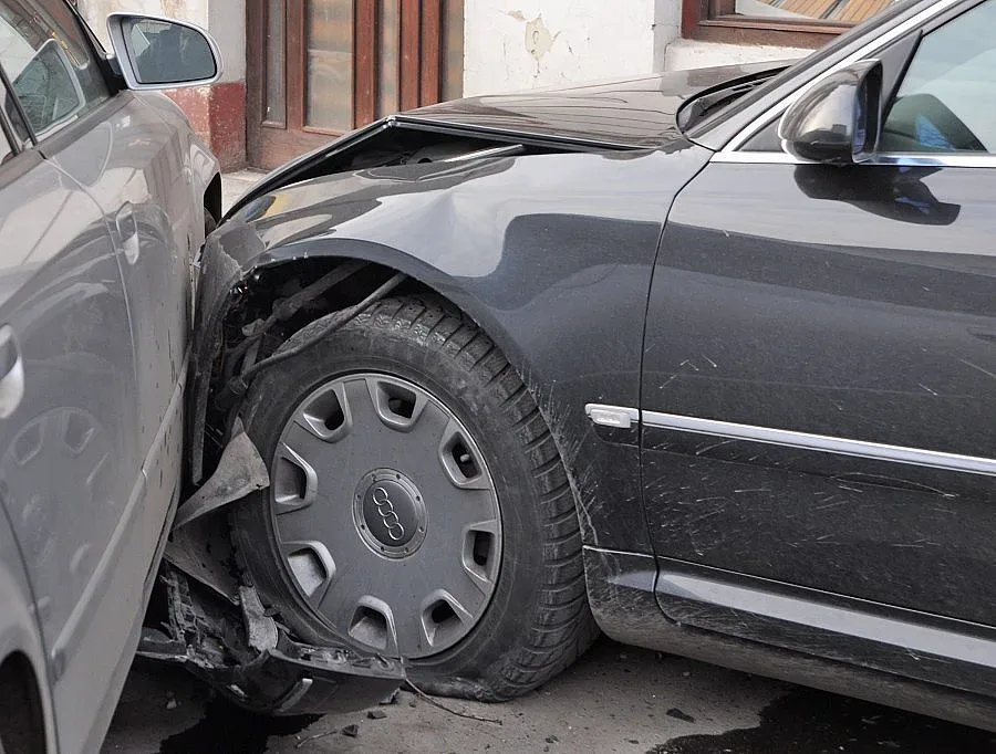 Момиче е със счупен прешлен след катастрофа