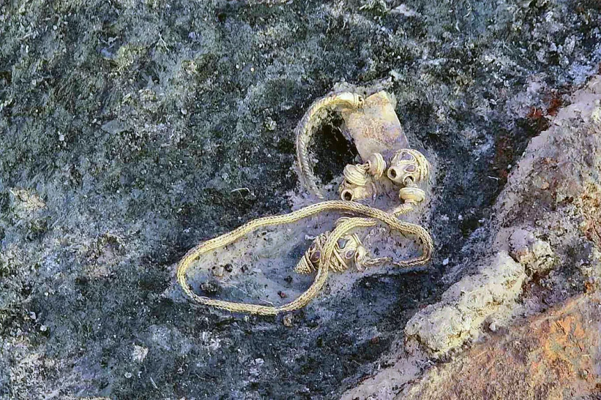 Показват новото тракийско злато. Уникален ловен нож